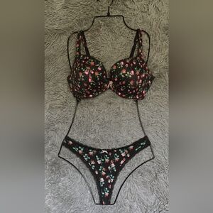 VS Body push up 36D with matching cotton V-back thong accented with lace size M